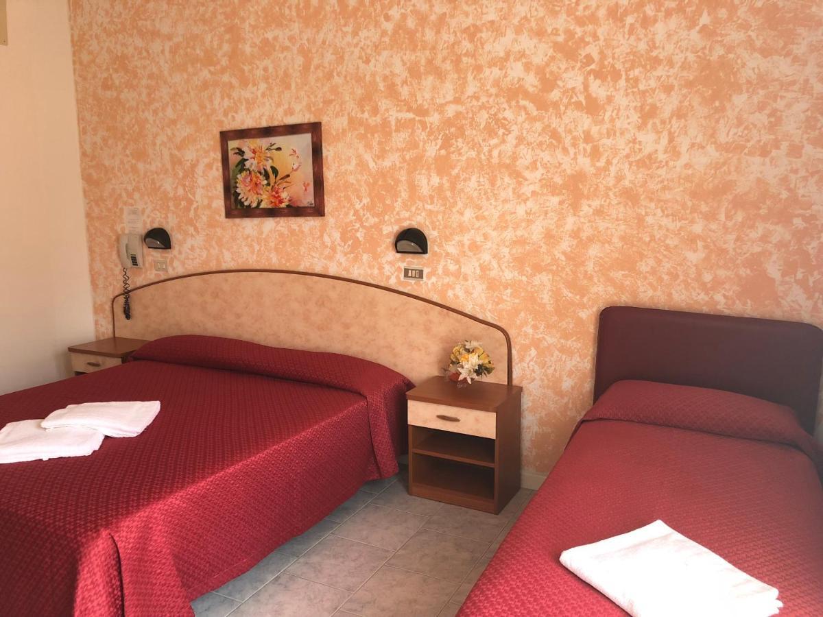 Hotel Serenella Vintage Rimini Bagian luar foto