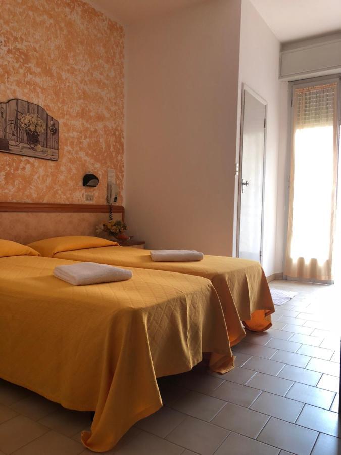 Hotel Serenella Vintage Rimini Bagian luar foto